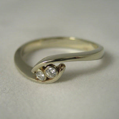 Curved duality verlovingsring taps glooiend 14K wit goud diamanten Daphne Meesters Jewellery Ontwerper Designer Edelsmid Goudsmid Den Haag Nederland
