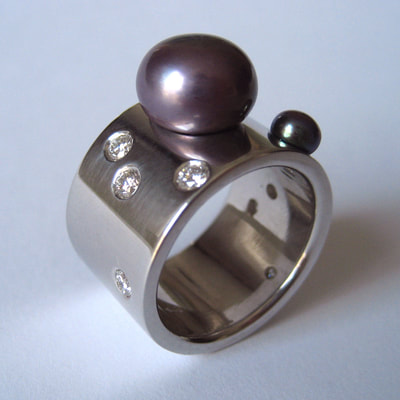 Enchanted ring sterling zilver brede band parels en diamant Daphne Meesters Jewellery Ontwerper Designer Edelsmid Goudsmid Den Haag Nederland
